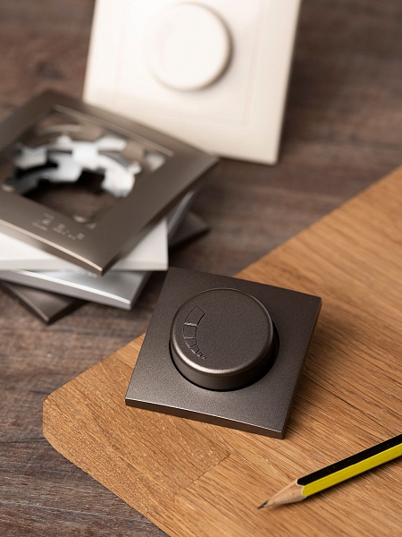 Валенсия лицевая панель светорегулятора 600W 220В графит EKF