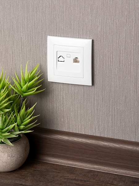Валенсия розетка компьютерная RJ-45 1-местная белая EKF